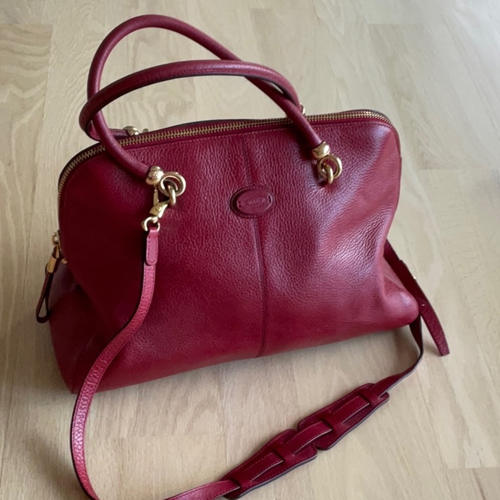 🌟Authentic Tod’s Leather Handbag NO SCRATCHES and no stains on the inside.